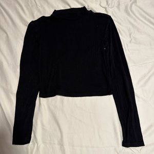 black long sleeve crop top
